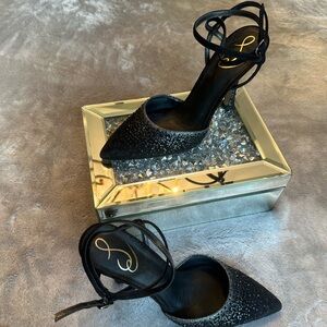 Description-Black sparkly pointed toe with short heel
Brand-
Size-Women’s 7.5